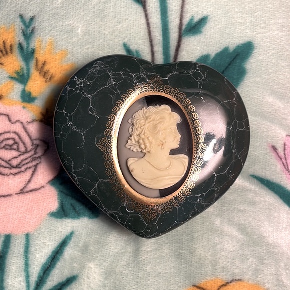 Green Heart Shaped Mount Clemens pottery cameo trinket box, Excellent Condition - Picture 2 of 10